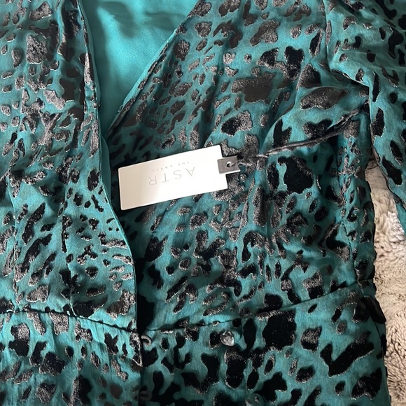 Astr blouse wrap style with shoulder pads - Picture 3 of 3